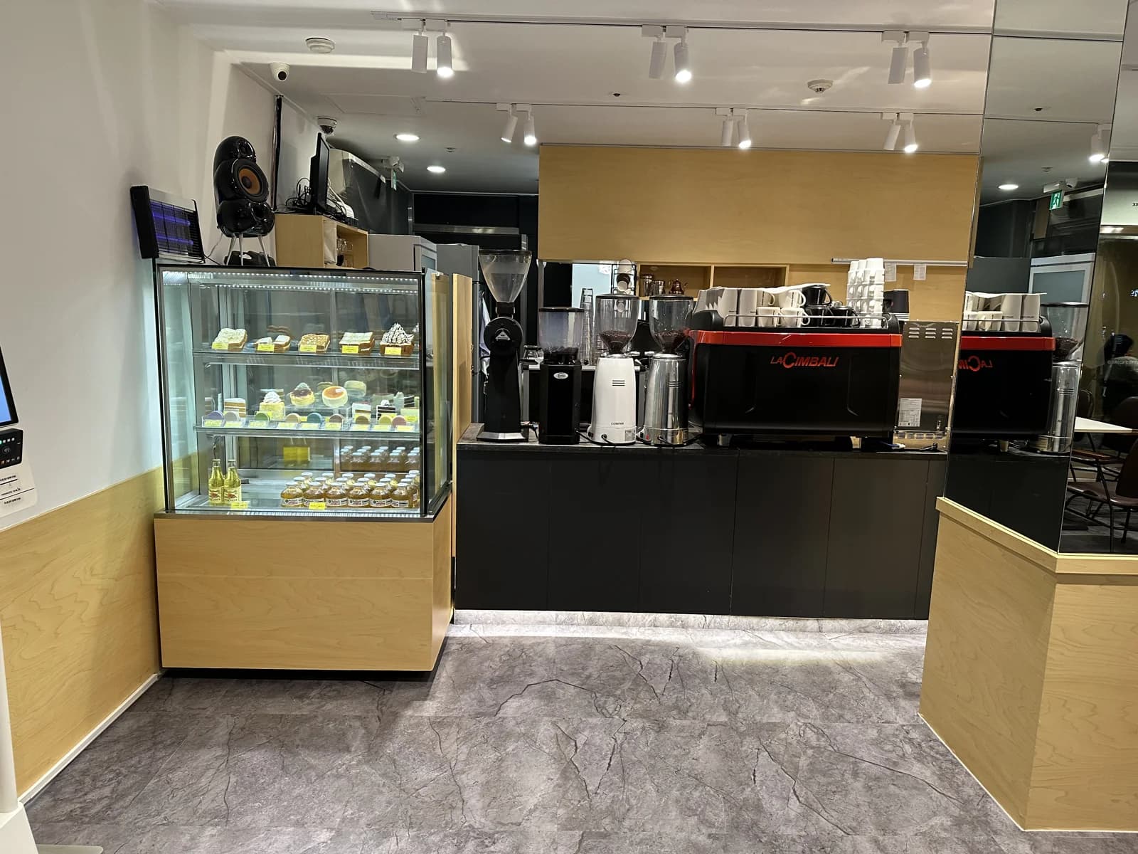 GBRICK Coffee 은평본점 — 베이커리 쇼케이스 + 에스프레소 바
