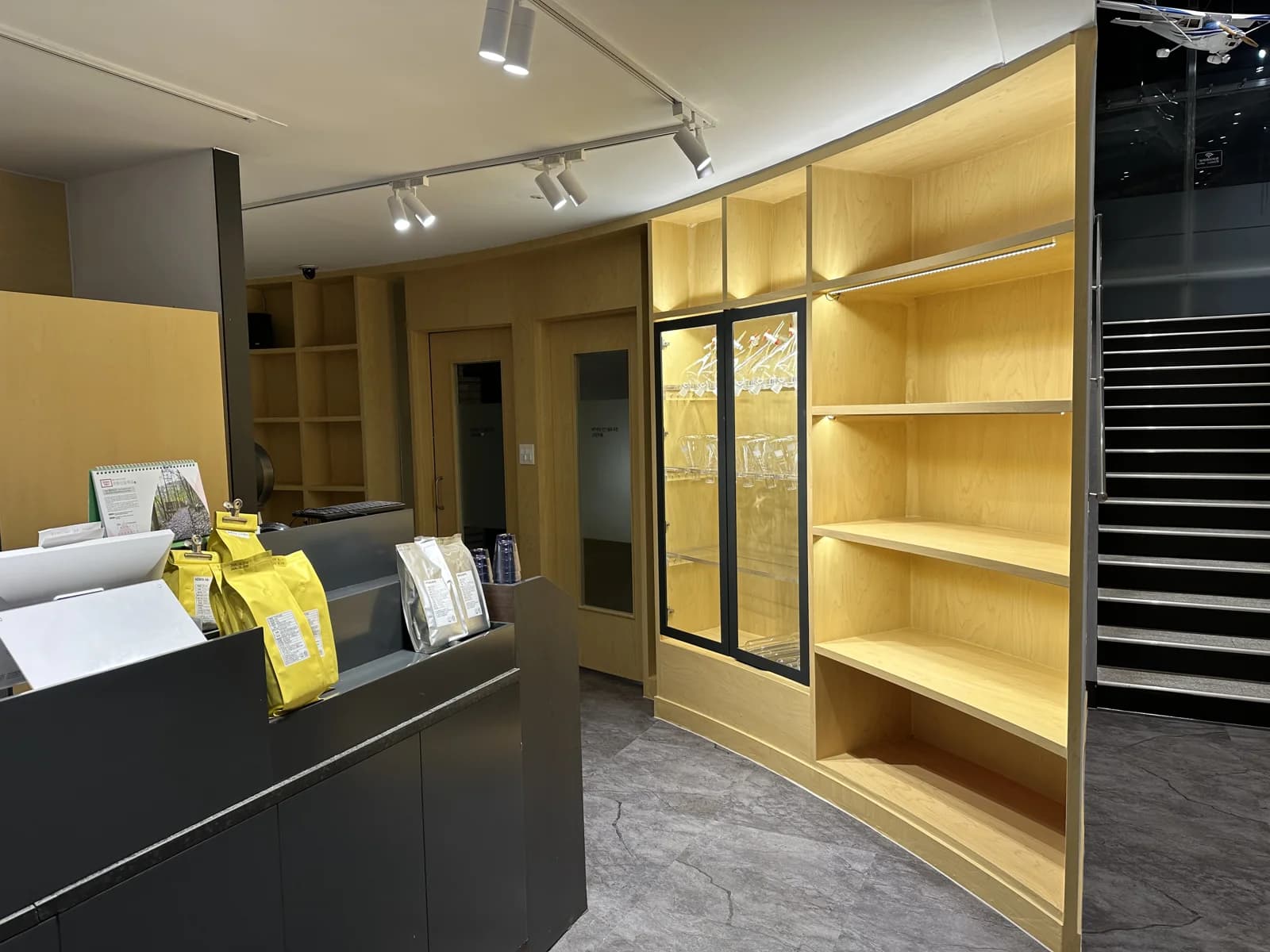 GBRICK Coffee 은평본점 — 곡선형 원두·매대 진열장