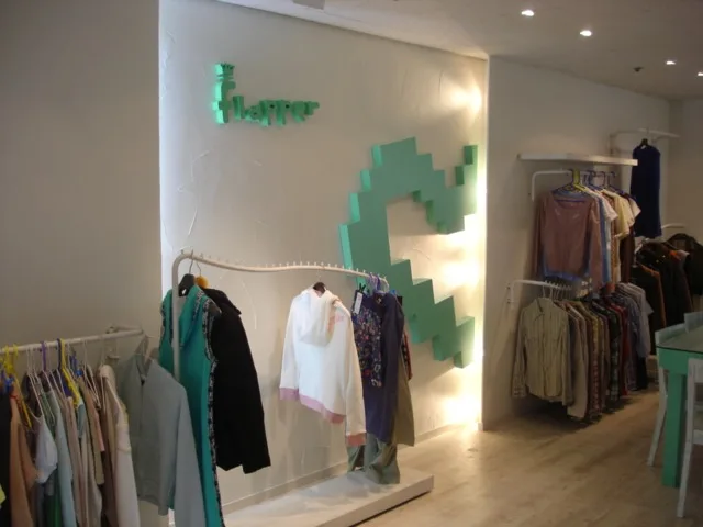 컬러 포인트 의류 매장